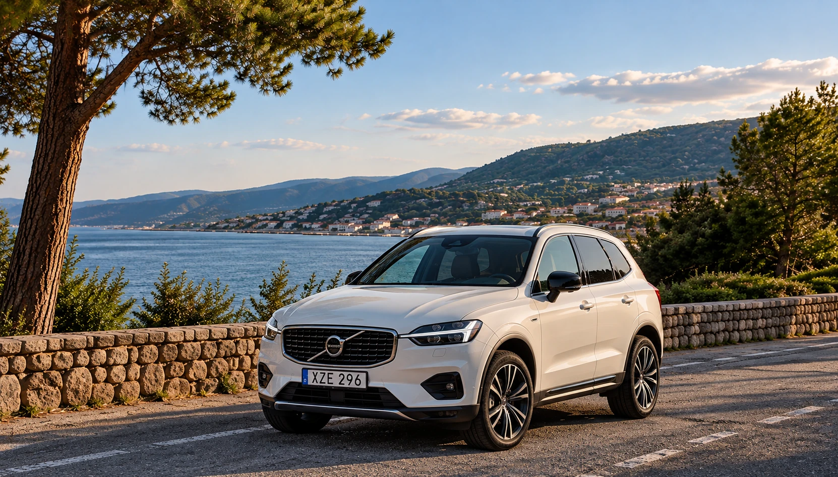 Vit Volvo SUV vid Medelhavskusten